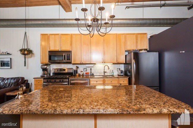 Building Photo - 2 br, 1.5 bath Condo - 2333 W Saint Paul Ave