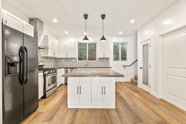 Building Photo - 5702 Vanalden Ave