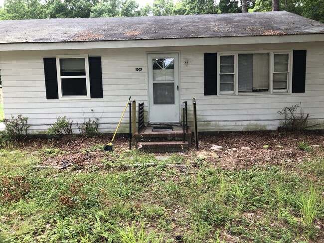 Front yard - 1028 White Chapel Road
