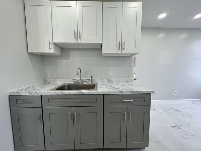 Building Photo - 677 Kennedy Blvd