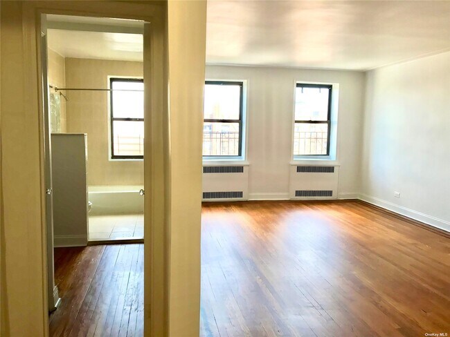 Foto del edificio - 40-66-66 Ithaca St