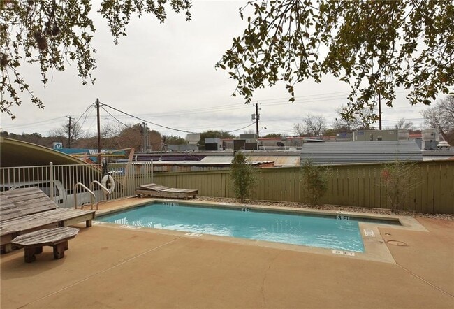 Building Photo - 2302 East Side Dr