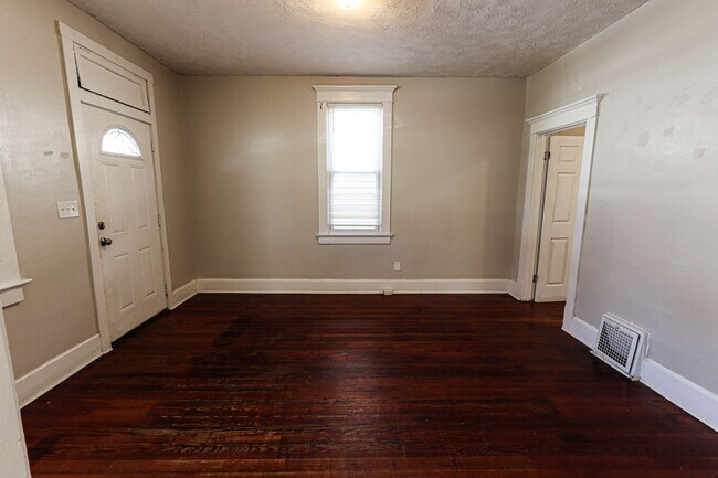 Building Photo - $500 off 1st full months rent  ***Section ...