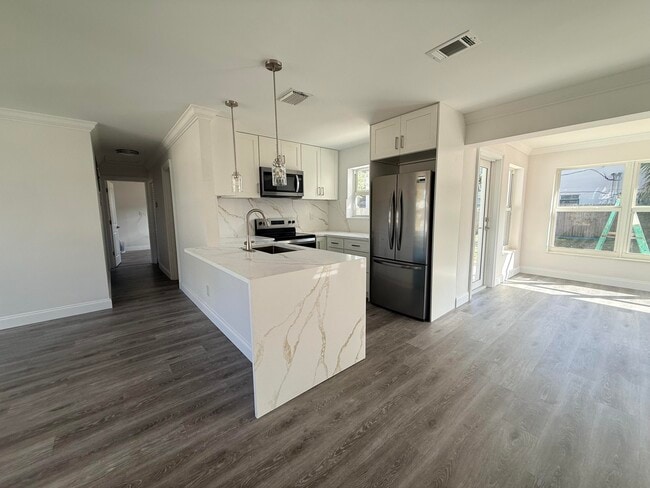 Building Photo - 442 SW 14th Ct