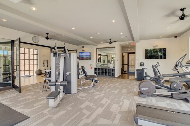Foto del edificio - Pet-Friendly 3 BR Apartment with Dog Park ...