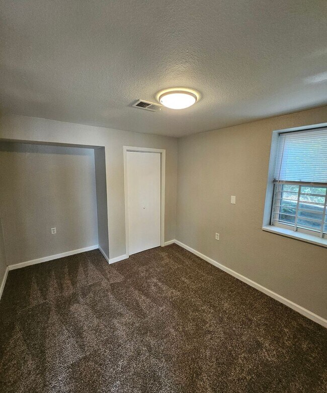 Foto del edificio - Modern Makeover in KCMO — Renovated, Pet-F...