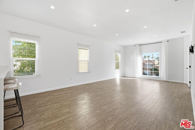 Foto del edificio - 455 Rexford Dr