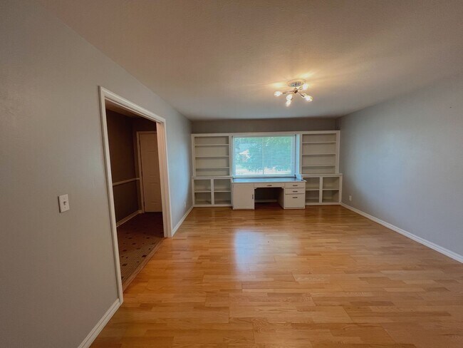 Building Photo - Location, Size, & Convenience!!