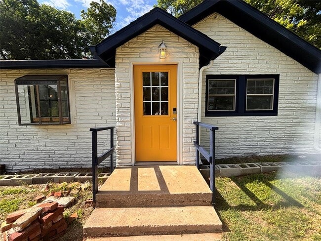 Building Photo - 9001 NE 36th St