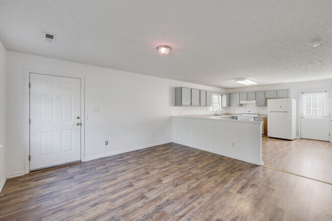 Building Photo - Lovely 2Bd/1.5Bth End Unit TH in quiet nei...