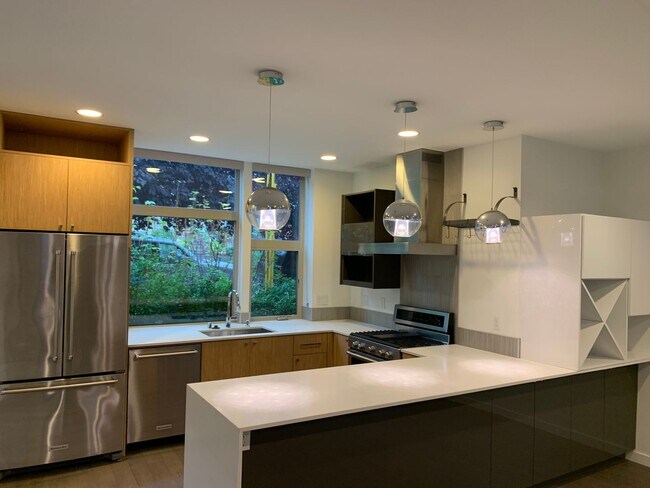 Foto del edificio - Stunning home in the heart of the city!
