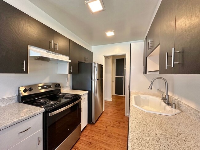 Foto del edificio - 1 Bedroom Corner Condo in San Carlos with Parking!