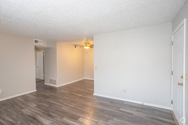 1BR, 1BA - 519SF - Huntington Place Apartments