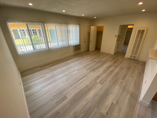 Foto del edificio - 3729 Clarington Ave