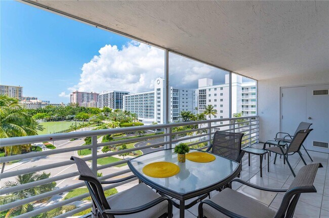 Foto del edificio - 17801 N Bay Rd