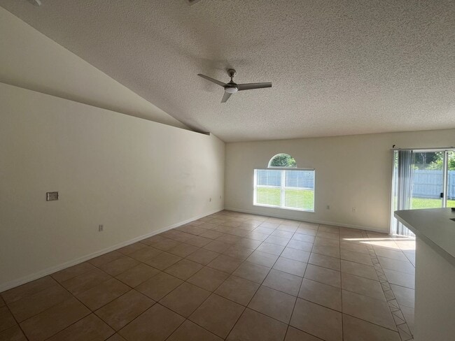 Foto del edificio - Beautiful Home with Spacious backyard