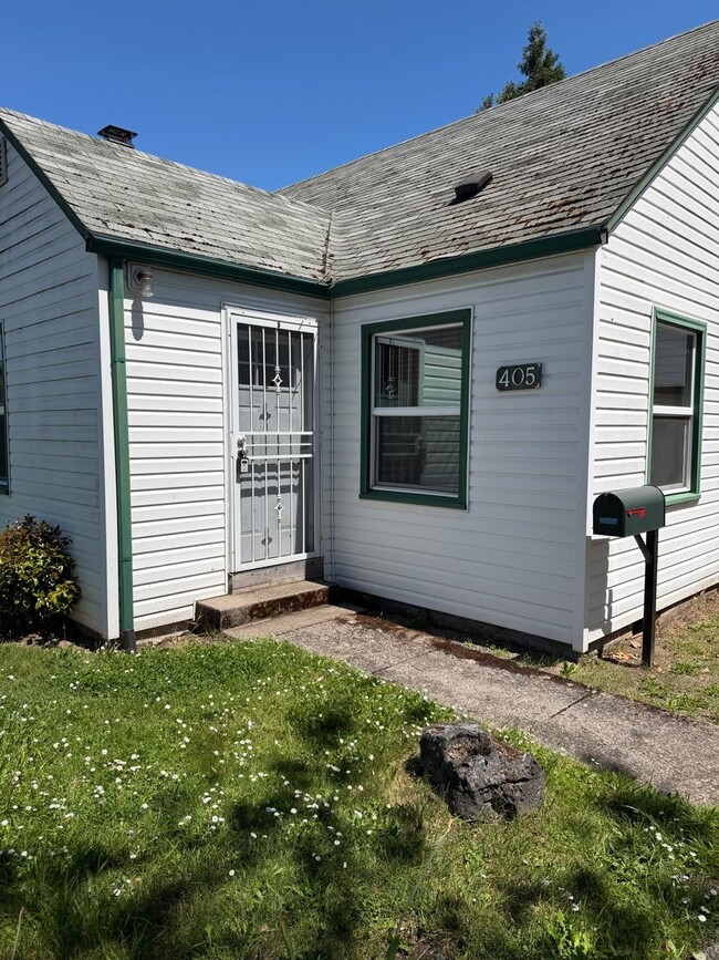 Building Photo - Large updated 2 bedroom 1 bathroom house in Springfield!
