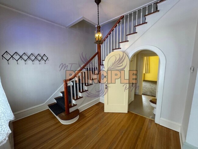 Foto del edificio - Charming Three-Bedroom Home with Garage and Yard