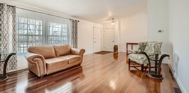 Foto del edificio - Spacious 4-Bedroom Home in Rockrimmon – Pe...