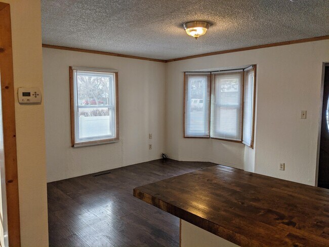 Building Photo - 942 N Marias Ave