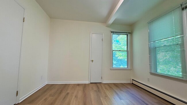 Foto del edificio - 228 Tenafly Rd