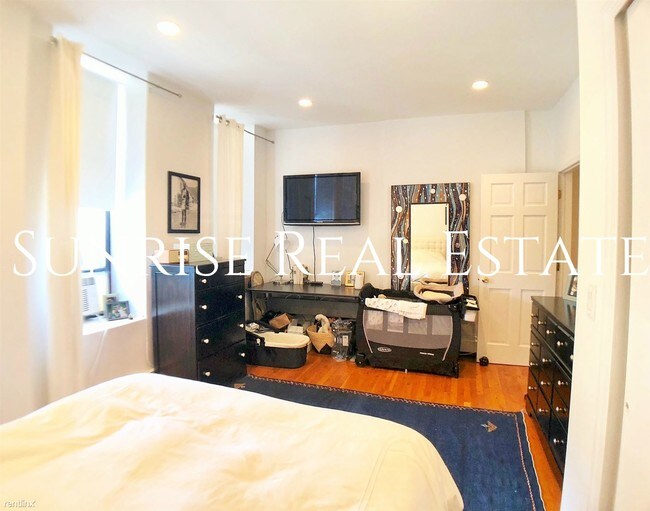 Building Photo - 2 br, 1 bath  - 739 Union St 4