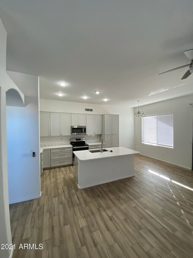Foto del edificio - 3330 N Garden Ln