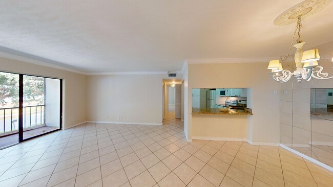 Building Photo - Beautiful 2 Bed / 2 Bath in Palm Club Vill...