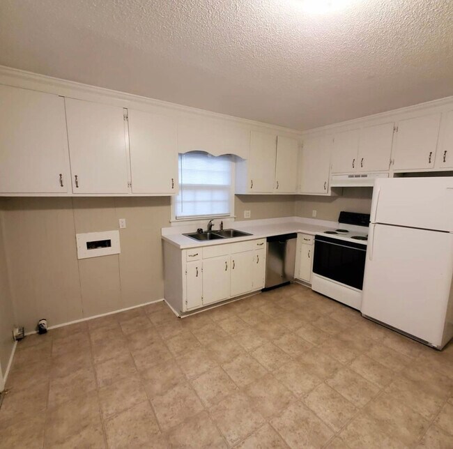 Building Photo - 1109 Par Three Dr S