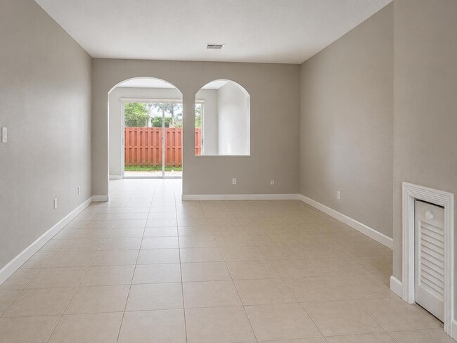 Foto del edificio - 5610 NW 107th Ave