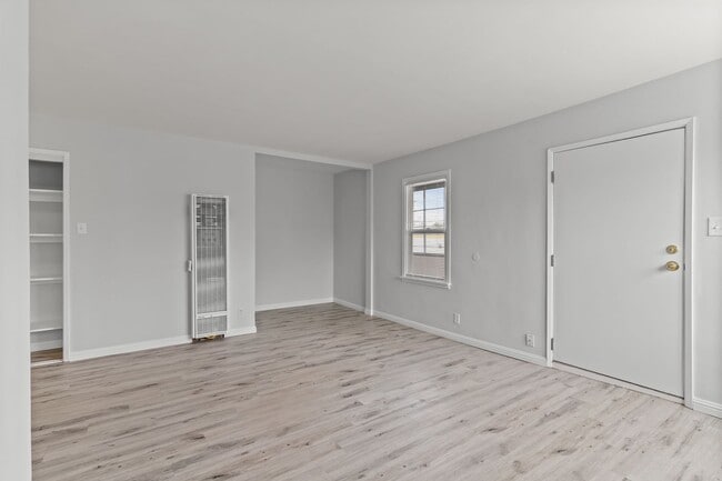 Building Photo - 935 N Washington Pl