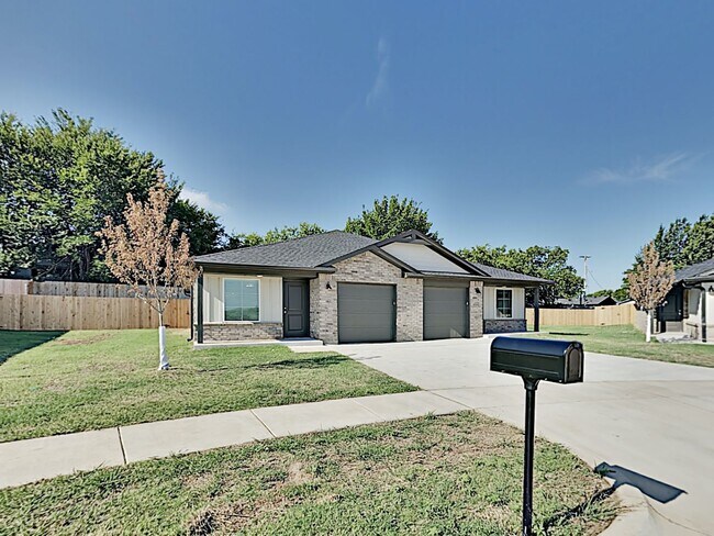 Building Photo - 2 Bedroom, 2 Bathroom, 1 Car Garage Duplex...