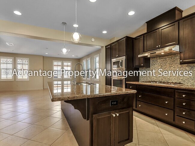 Building Photo - Beautiful 3 bed/3 bath, 1,749 sq ft SFR