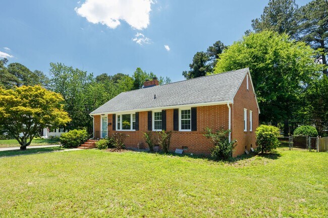 Foto del edificio - Beautiful 2 Bedroom Corner Lot of Park Ave! ***Available Late June 2026***