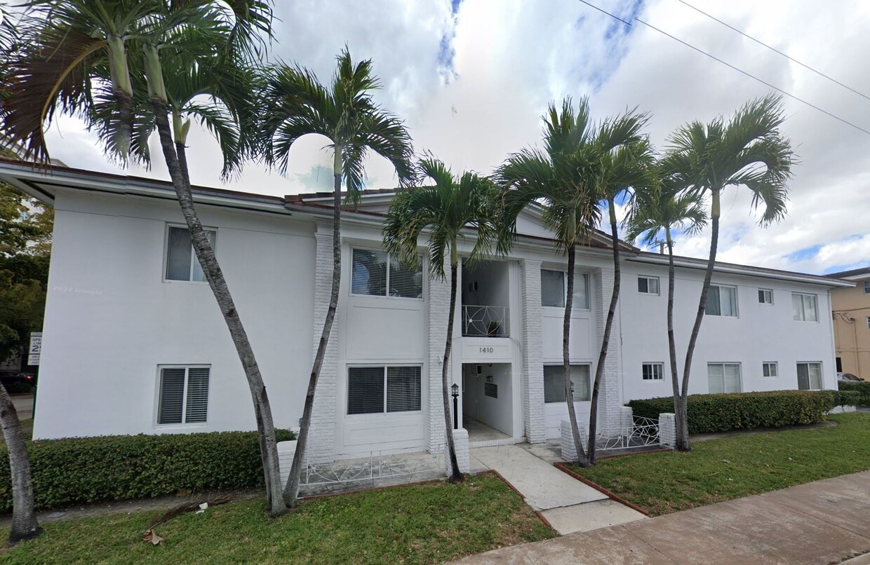 Building Photo - 1410 SW 37 Ave