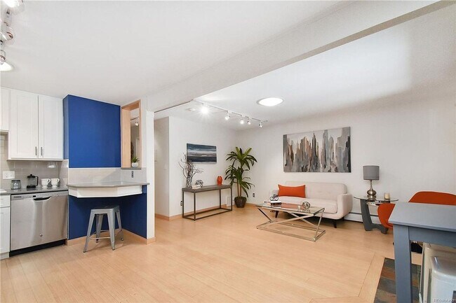 Building Photo - HIGHLY DESIRABLE West Pearl 2 Bed 1 Bath Top Floor Condo-Available August 5th!