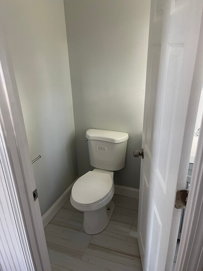 1/2 Bath - 22 Bank St