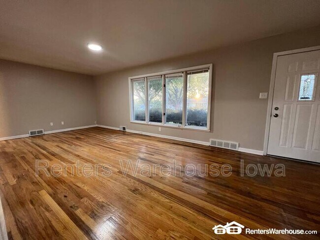 Building Photo - 8141 Villa Dr