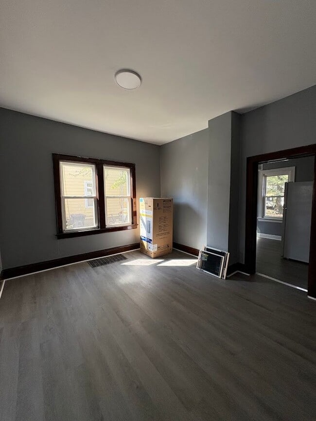 Building Photo - 686 Sumner St