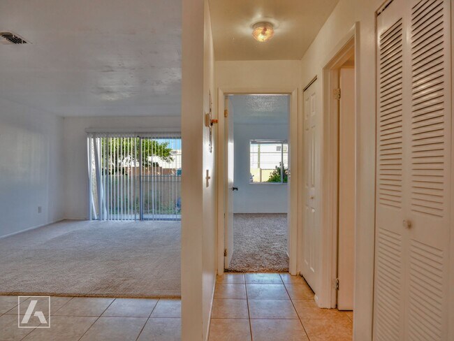 Building Photo - Beautiful 2 Bed 2 Bath Condo Located in Ca...