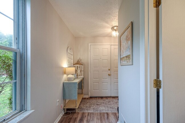 Building Photo - Super cute townhome-sleeps 4, with pool, w...