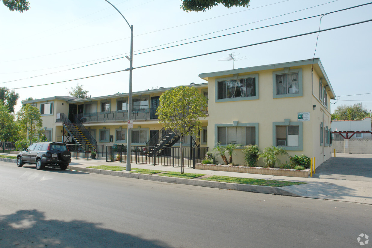 Building Photo - 3222 Hollydale Dr