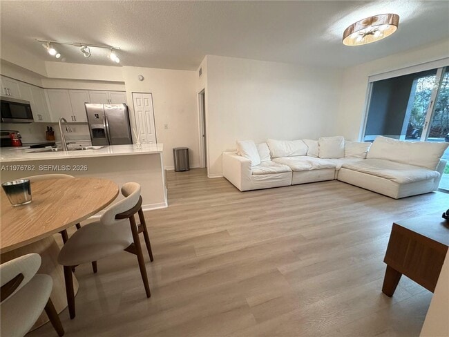 Foto del edificio - 6851 SW 44th St