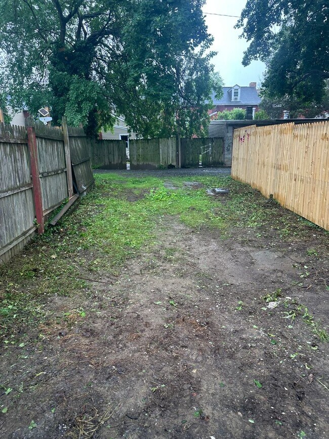 Building Photo - Beautiful Lancaster City 3 BR For Rent