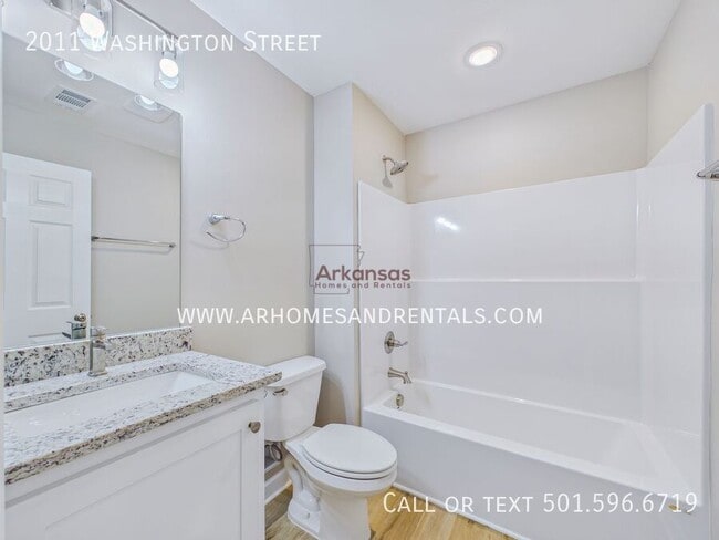 Building Photo - 2011 Washington St