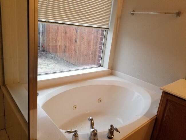 garden tub master bath - 13320 Vista Glen Ln