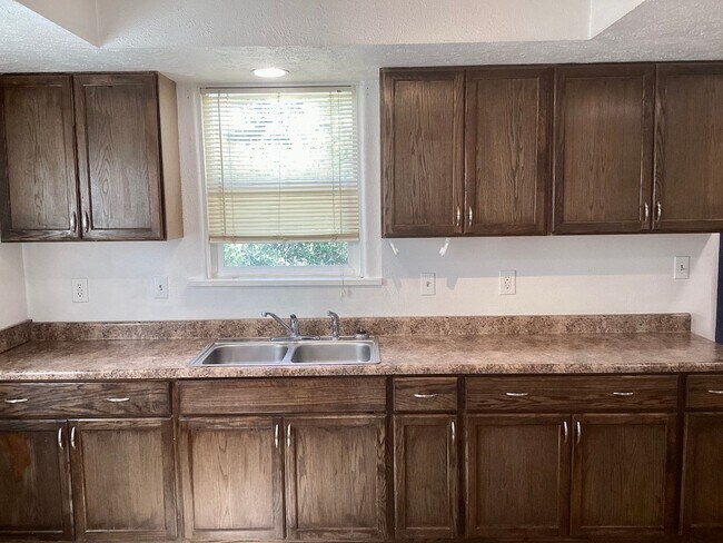 Foto del edificio - 2 bed 1 bath equipped with AC and large fenced yard
