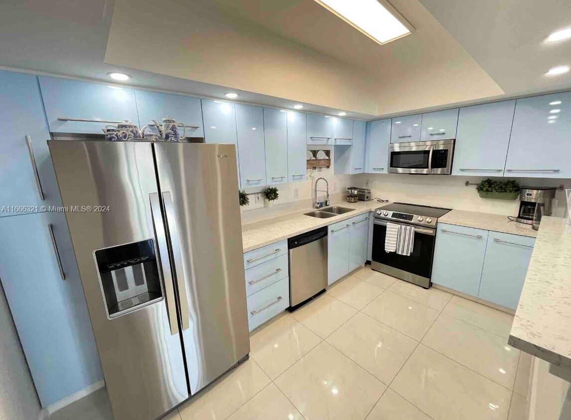 Foto principal - 19370 Collins Ave