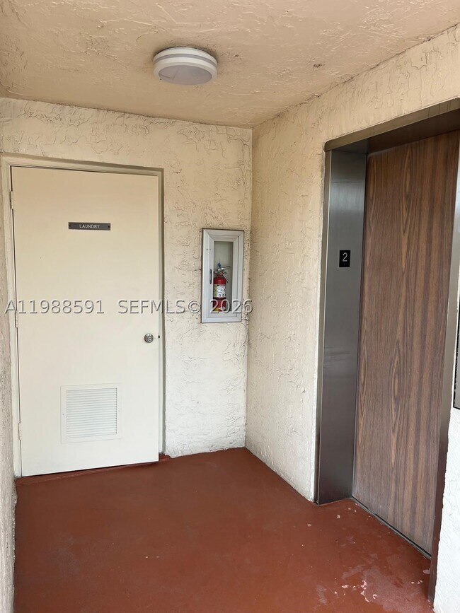 Foto del edificio - 361 S Hollybrook Dr