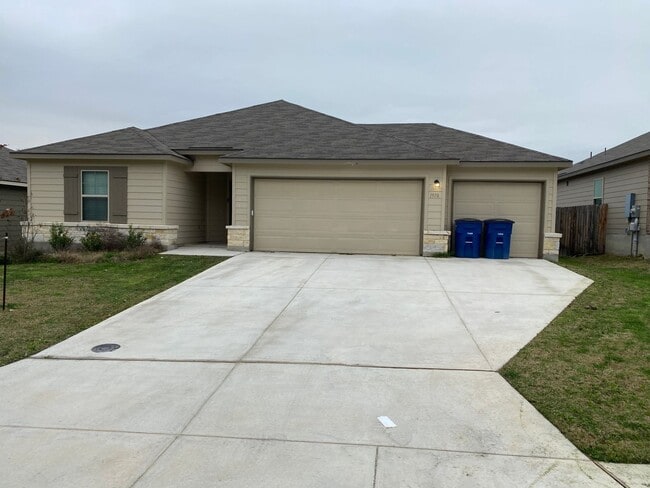 Building Photo - 4 Bedroom 2 Bathroom located in Reserve at...